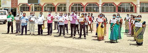 தி.மலை மாவட்ட ஆட்சியர் அலுவலகத்தில், உதவித் தொகை வழங்கக் கோரி மனு அளிக்க வந்த தனியார் பள்ளி ஆசிரியர்கள்.