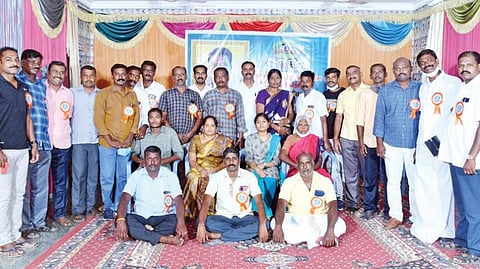 புதுக்கோட்டையில் விபத்தில் உயிரிழந்த தலைமைக் காவலரின் குடும்பத்தினருக்கு நேற்று நிதியுதவி செய்த காவலர்கள்.