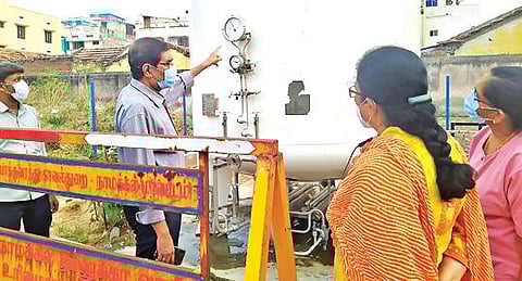 நாமக்கல் மாவட்ட அரசு மருத்துவக் கல்லூரி மருத்துவமனை வளாகத்தில் அமைக்கப்பட்டுள்ள 10 ஆயிரம் லிட்டர் கொள்ளளவு கொண்ட ஆக்சிஜன் கொள்கலன் செயல்படும் விதம் குறித்து மாவட்ட ஆட்சியர் கா.மெகராஜ் ஆய்வு செய்தார்.