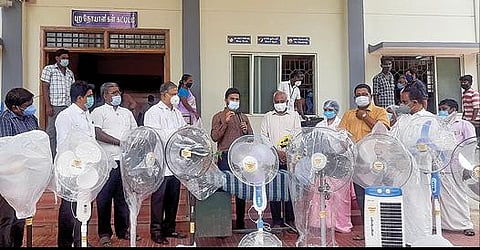 சிதம்பரம் அரசு மருத்துவமனை கரோனா வார்டுக்கு 11 மின்விசிறிகளை  வர்த்தக சங்கத்தினர் வழங்கினர்.