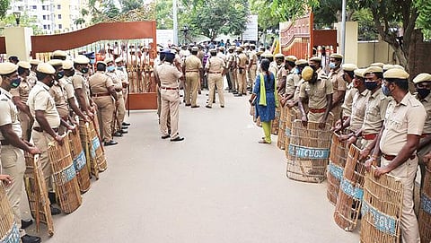 ஸ்டெர்லைட் ஆலையில் ஆக்சிஜன் உற்பத்திக்கு அனுமதி; ஆட்சியர் அலுவலகத்தை முற்றுகையிட்டு எதிர்ப்பாளர்கள் மனு: தொடர்ந்து பலத்த போலீஸ் பாதுகாப்பு