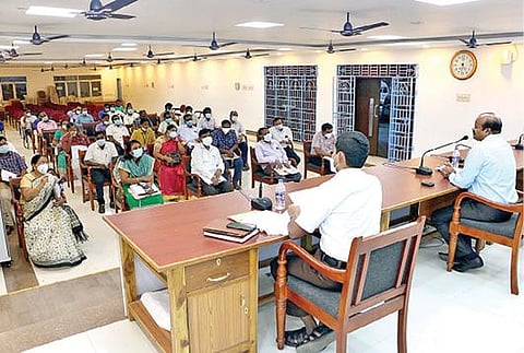 வேலூர் மாவட்ட ஆட்சியர் அலுவலகத்தில் கரோனா தடுப்பு குறித்த ஆலோசனை கூட்டம் ஆட்சியர் சண்முகசுந்தரம் தலைமையில் நேற்று நடைபெற்றது. அருகில், மாவட்ட வருவாய் அலுவலர் பார்த்தீபன் உள்ளிட்டோர். படம்: வி.எம்.மணிநாதன்.