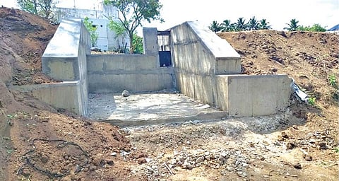 புளியரை அருகே சதியன் ஊருணியில் புதிதாக அமைக்கப்பட்டுள்ள மறுகால் கட்டுமானம்.