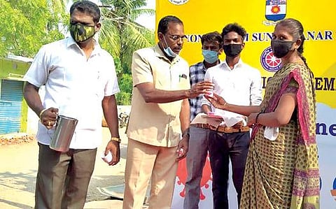 தூத்துக்குடி முத்துக்கிருஷ்ணாபுரம் பகுதியில் நடைபெற்ற கரோனா விழிப்புணர்வு முகாமை காமராஜ் கல்லூரி முதல்வர் து.நாகராஜ் தொடங்கி வைத்து பொதுமக்களுக்கு கபசுர குடிநீர் வழங்கினார்.