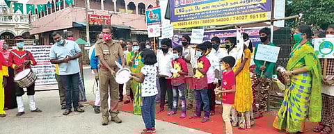 கடையநல்லூரில் கலை நிகழ்ச்சிகள் மூலம் கரோனா விழிப்புணர்வு ஏற்படுத்திய பள்ளி குழந்தைகளுக்கு பரிசு வழங்கப்பட்டது.