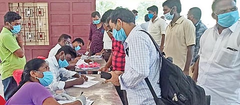 சிவகங்கை ஆட்சியர் அலுவலக வளாகத்தில் நடந்த கரோனா பரிசோதனை முகாமில் பங்கேற்ற வேட்பாளர்களின் முகவர்கள்