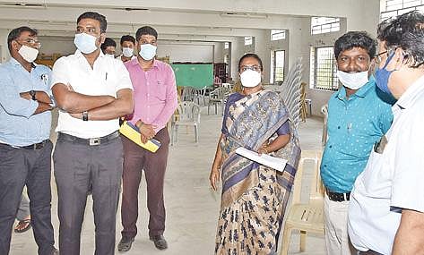 காஞ்சிபுரம் ஐயங்கார்குளம் பகுதியில் அமைக்கப்படும்  கரோனா தடுப்பு மையத்தை  ஆய்வு செய்கிறார் மாவட்ட ஆட்சியர் மகேஸ்வரி.