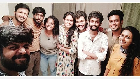 ‘விழிகளின் அருகினில் வானம்' குறும்பட நடிகர்களுடன் விக்னேஷ் ஸ்ரீகாந்த்