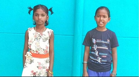 அரசுப் பள்ளி மாணவிகள் சிவானி, தேவிகா.