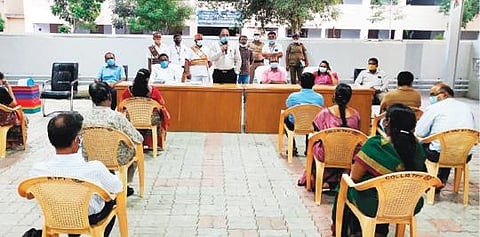 திருப்பத்தூர் மாவட்ட ஆட்சியர் அலுவலகத்தில் கரோனா பரவலை கட்டுப்படுத்துவது குறித்து ஆலோசனைக்கூட்டம் ஆட்சியர் சிவன் அருள் தலைமையில் நேற்று நடைபெற்றது.