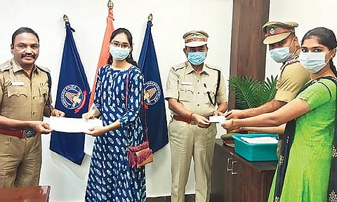 ராணிப்பேட்டையில் காவல் துறையினரின் வாரிசுகளுக்கு தமிழக அரசின் கல்வி உதவித்தொகைக்கான காசோலையை வழங்கிய எஸ்.பி., டாக்டர் சிவகுமார்.