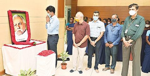 விஐடியில் நடந்த நிகழ்ச்சியில் மறைந்த முன்னாள் அமைச்சர் சி.அரங்கநாயகம் உருவப்படத்துக்கு மரியாதை செலுத்திய துணைத்தலைவர் ஜி.வி.செல்வம்.