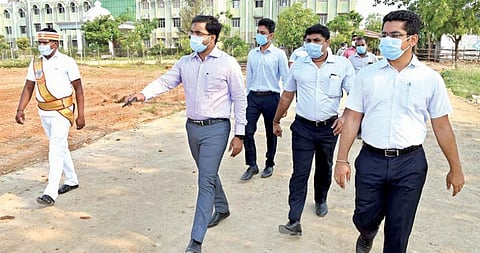 தூத்துக்குடி அரசு பொறியியல் கல்லூரியில் அமைக்கப்பட்டுள்ள வாக்கு எண்ணும் மையத்தில் மாவட்ட தேர்தல் அலுவலரான ஆட்சியர்  கி.செந்தில் ராஜ் ஆய்வு செய்தார்.