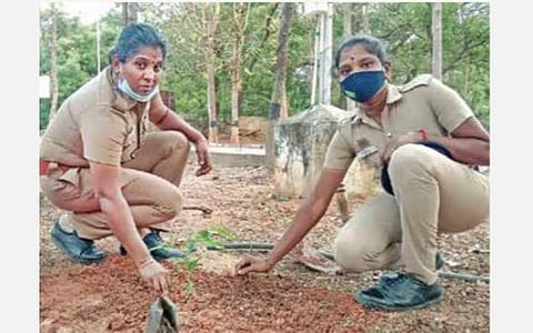 பாதுகாப்பு பணிக்குச் செல்லும் இடங்களில் மரக்கன்றுகளை நடும் 2 பெண் காவலர்கள்