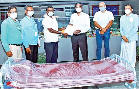 சேலத்தில் உள்ள கரோனா தற்காலிக சிறப்பு சிகிச்சை மையத்துக்கு, ஆடிட்டர்ஸ் ஆஃப் சேலம் சார்பில் ரூ.2.50 லட்சம் மதிப்பில் 25 கட்டில்கள், மெத்தைகள், தலையணைகள் மற்றும் போர்வைகளை அந்த அமைப்பின் நிர்வாகிகள் சேலம் மாநகராட்சி ஆணையர் ரவிச்சந்திரனிடம் வழங்கினர்.