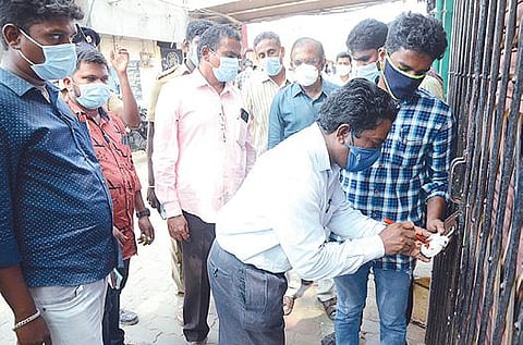 சிவகங்கையில் அதிகாரிகளுக்கு பயந்து -  வாடிக்கையாளர்களை உள்ளே வைத்து பூட்டிய உரிமையாளர் :  ஜவுளிக் கடைக்கு  ‘சீல்' வைக்க ஆட்சியர் உத்தரவு