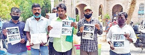 மதுரை ஆட்சியரிடம் மனு  அளிக்க வந்த தமிழ்நாடு சுற்றுச்சூழல்  பாதுகாப்பு இயக்க ஒருங்கிணைப்பாளர் முகிலன் உள்ளிட்டோர். படம்: எஸ்.கிருஷ்ணமூர்த்தி