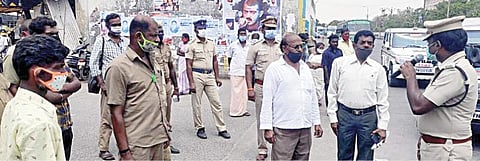 விழுப்புரம் பேருந்து நிலையத்தில் பேருந்துகளில் கரோனா விதிகளை கடைபிடிப்பது குறித்து நடத்துநர்களுக்கு எச்சரிக்கை விடுக்கும் போலீஸார்.