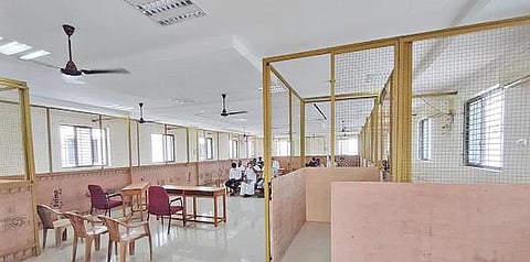 காஞ்சிபுரம் பொன்னேரிக்கரை பகுதியில் உள்ள அண்ணா பல்கலைக்கழக உறுப்பு பொறியியல் கல்லூரியில் அமைக்கப்பட்டுள்ள வாக்கு எண்ணிக்கை மையம்.