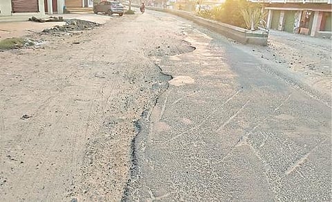 சீரமைக்கப்படாத பெருந்துறை பழைய பேருந்து நிலைய சாலை.