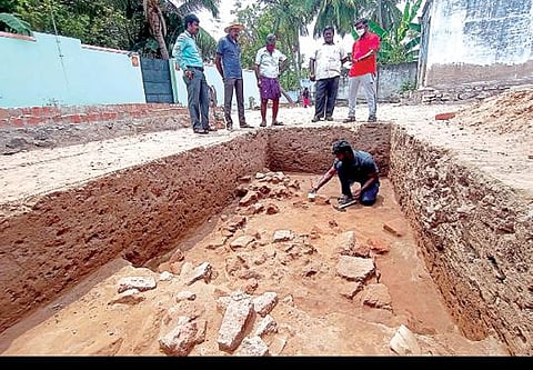 தூத்துக்குடி மாவட்டம் கொற்கையில் நடைபெற்று வரும் அகழாய்வில் 2,800 ஆண்டுகள் பழமையான செங்கல் கட்டுமானம் கண்டுபிடிக்கப்பட்டது.