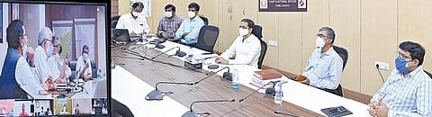 வாக்கு எண்ணிக்கை ஏற்பாடுகள் குறித்து தேர்தல் ஆணைய அதிகாரிகளுடன் காணொலி மூலம் ஆலோசனை நடத்துகிறார்  தமிழக தலைமை தேர்தல் அதிகாரி சத்யபிரத சாஹு. உடன் கூடுதல் தலைமை தேர்தல் அதிகாரி வே.ராஜாராமன், இணை தலைமை தேர்தல் அதிகாரிகள் அஜய் யாதவ், வே.மணிகண்டன் உள்ளிட்டோர்.