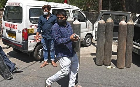 தலைக்கு மேல் வெள்ளம் போய்விட்டது; எப்படியாவது ஆக்சிஜன் கொடுங்கள்: மத்திய அரசுக்கு டெல்லி உயர் நீதிமன்றம் உத்தரவு