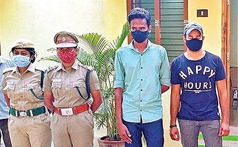 திருவண்ணாமலையில் மகா தீபம் ஏற்றப்படும் அண்ணாமலை உள்ளிட்ட 3 மலைகளை படம் பிடித்து சமூக வலைதளத்தில் பதிவிட்ட 2 இளைஞர்களை கைது செய்த வனத் துறையினர்.