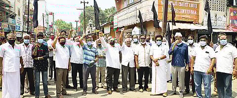 கரோனா தொற்று பரவல் அதிகரித்து வருவதன் காரணமாக, மூன்றாயிரம் சதுர அடியில் உள்ள அனைத்து கடைகளும் மூடப்பட வேண்டும் என்ற அறிவிப்பை திரும்பப்பெற வேண்டும் என வலியுறுத்தி வேலூர் கிருபானந்த வாரியார் சாலையில் கருப்புகொடி ஏந்தி ஆர்ப்பாட்டத்தில் ஈடுபட்ட வணிகர்கள். படம்: வி.எம்.மணிநாதன்.