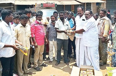 தி.மலையில் தொழிலாளர் தினத்தையொட்டி, மினி லாரி ஓட்டுநர்களுக்கு அமமுக மாநில அமைப்பு சாரா ஓட்டுநர் அணி இணை செயலாளர் கதிரவன் சீருடைகளை வழங்கினார்.