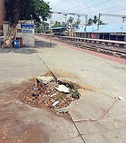 நிவர் புயலின்போது திருநின்றவூர் ரயில் நிலைய நடைமேடையில் விழுந்த மரம் நேற்று அகற்றப்பட்டது.