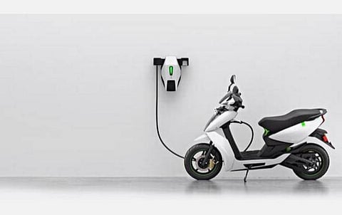 பெட்ரோல் விலை தொடர்ந்து அதிகரித்து வருவதால் மின்சார வாகனங்கள் வாங்க மக்கள் அதிக ஆர்வம்- 4 மாதங்களில் 9,567 வாகனங்கள் விற்பனை