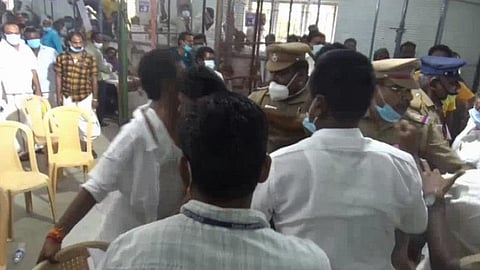 சாத்தூர் வாக்கு எண்ணிக்கை மையத்தில் அதிமுக, அமமுக மோதல்