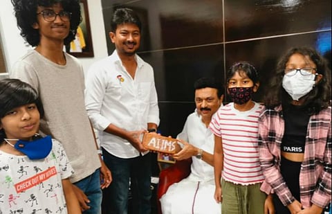 ஸ்டாலினிடம் செங்கல்லை வழங்கிய உதயநிதி.