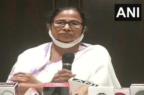 கொல்கத்தாவில் நிருபர்களுக்கு  முதல்வர் மம்தா பானர்ஜி பேட்டி அளித்த காட்சி | படம் ஏஎன்ஐ