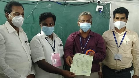 எம்.சின்னதுரைக்குச் சான்றிதழ் வழங்கிய தேர்தல் நடத்தும் அலுவலர் கே.கருணாகரன்.