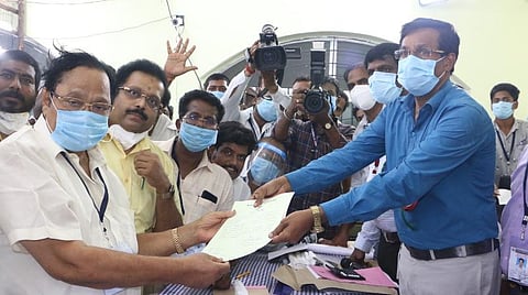 வெற்றிச் சான்றிதழைப் பெற்ற துரைமுருகன்.