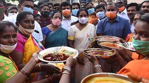 கோவை மாவட்ட பாஜக அலுவலகத்துக்கு வந்த கோவை தெற்குத் தொகுதி எம்எல்ஏ வானதி சீனிவாசனுக்கு ஆரத்தி எடுத்து வரவேற்பு அளித்த பாஜகவினர். | படம்: ஜெ.மனோகரன்.