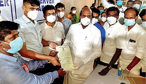 திருவண்ணாமலை சட்டப்பேரவைத் தொகுதியில் 3-வது முறையாக வெற்றி பெற்ற எ.வ.வேலுவுக்கு சான்றிதழை வழங்கிய மாவட்ட தேர்தல் அலுவலர் சந்தீப் நந்தூரி மற்றும் தேர்தல் நடத்தும் அலுவலர் வெற்றிவேல்.