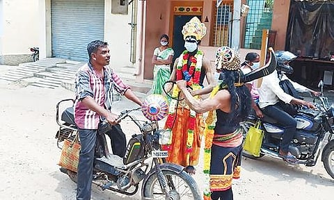 திருப்பத்தூர் நகரின் முக்கிய பகுதிகளில் நாடக கலைக்குழுவினர் கரோனா தொடர்பான விழிப்புணர்வு ஏற்படுத்தினர்.
