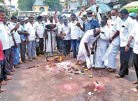 திருவண்ணாமலை அண்ணாமலையார் கோயில் முன்பு 108 தேங்காய் உடைத்து நேர்த்தி கடன் செலுத்திய திமுகவினர்.