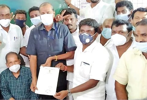 விராலிமலை தொகுதியில் வெற்றி பெற்ற விஜயபாஸ்கருக்கு வெற்றி சான்றிதழ் வழங்குகிறார் தேர்தல் நடத்தும் அலுவலர் எம்.எஸ்.தண்டாயுதபாணி.