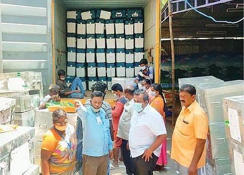 கிருஷ்ணகிரி அரசு பாலிடெக்னிக் கல்லூரியில் இருந்து மின்னணு வாக்குப்பதிவு இயந்திரங்கள் வாகனங்கள் மூலம் பாதுகாப்பு அறைக்கு  அனுப்பி வைக்கப்பட்டன.