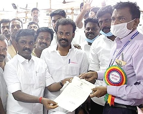 சோழவந்தான் தொகுதி தேர்தல் நடத்தும் அலுவலர் ஜஸ்டின் ஜெயபால், வெற்றி பெற்ற திமுக வேட்பாளர் ஏ.வெங்கடேசனிடம் சான்றிதழை வழங்கினார்.