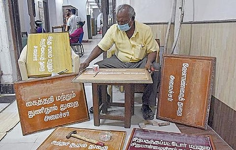 சென்னை தலைமை செயலகத்தில் ஏடிஎம் என்று  பட்ட பெயருடன் அன்பாக அழைக்கப்படும் ஏ.டி.மணி பெயர் பலகை எழுதுபவர். எம்.ஜி.ஆர் முதல் கருணாநிதி. ஜெயலலிதா, ஓ.பன்னீர்செல்வம். கே.பழனிசாமி தற்போது ஆறாவது முதல்வராக மு.க.ஸ்டாலின் பெயர் பலகை எழுத உள்ளார். பல துறைகளின் அமைச்சர்கள் அதிகாரிகள் பெயர்களையும் எழுதியவர்.தகவல், படம்: ம.பிரபு