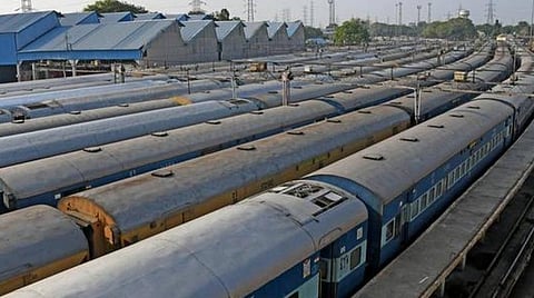 கரோனா தொற்று பரவல் அச்சத்தால் பயணிகள் ரயில் சேவையில் பாதிப்பு: வேலையின்றிப் பரிதவிக்கும் தொழிலாளர்கள்