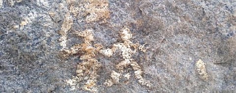 சென்னானூர் கிராமத்தில் உள்ள பாறை குகையில் உள்ள 1500 ஆண்டுகளுக்கு முற்பட்ட வெண்சாந்து ஓவியங்கள்.