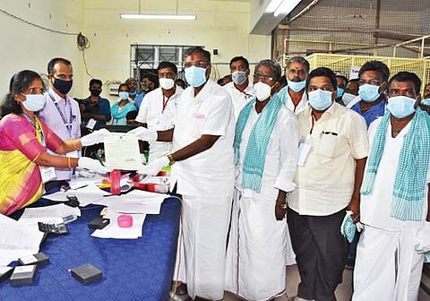 பாலக்கோடு தொகுதியில் வெற்றி பெற்ற  முன்னாள் அமைச்சர் கே.பி.அன்பழகனுக்கு வெற்றிச் சான்றிதழை தேர்தல்  அலுவலர் சாந்தி வழங்கினார். அடுத்த படம் :  பென்னாகரம் தொகுதியில் வெற்றி பெற்ற பாமக மாநில தலைவர் ஜி.கே.மணிக்கு, வெற்றிச் சான்றிதழை  தேர்தல் அலுவலர் தணிகாசலம் வழங்கினார்.