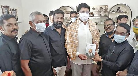 ஈரோடு கிழக்குத் தொகுதியில் வெற்றிபெற்ற பெரியாரின் கொள்ளுப்பேரனும், காங்கிரஸ் வேட்பாளருமான திருமகன் ஈவெராவிற்கு, திராவிடர் கழக அமைப்புச் செயலாளர் த.சண்முகம் மற்றும் நிர்வாகிகள் வாழ்த்து தெரிவித்தனர்.