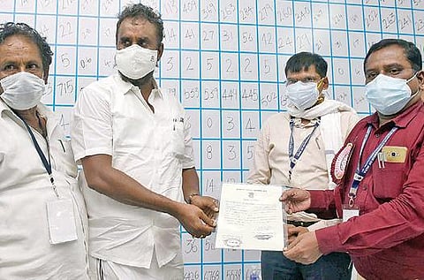 தொண்டாமுத்தூர் தொகுதியில் வெற்றி பெற்றதற்கான சான்றிதழை, தேர்தல் நடத்தும் அலுவலரிடம் இருந்து  பெற்ற அதிமுக வேட்பாளர் எஸ்.பி.வேலுமணி.   படம்:ஜெ.மனோகரன்